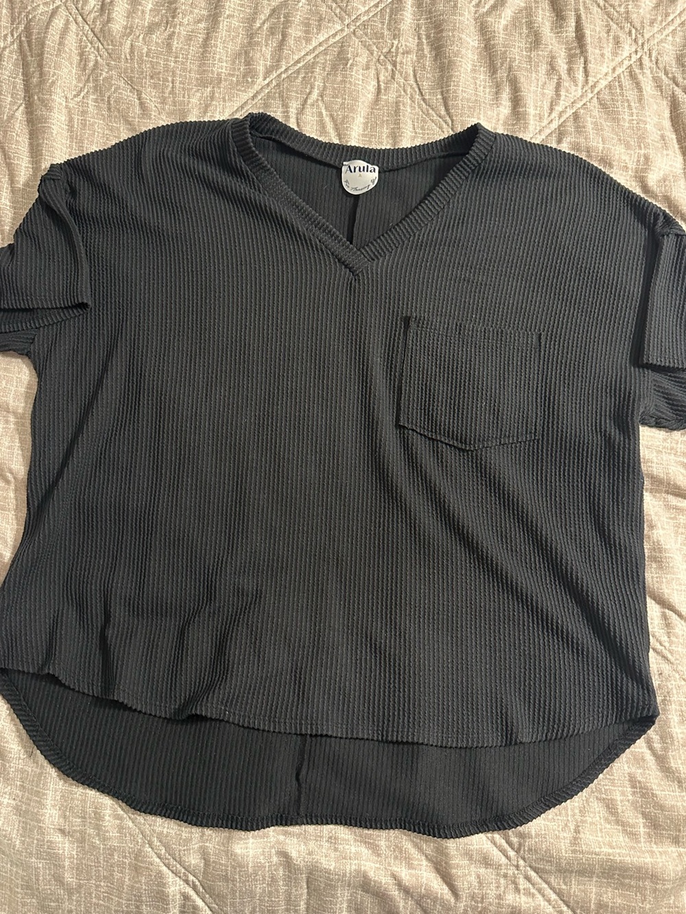 ARULA Women's Short-Sleeve V-Neck Pocket Tee in Charcoal